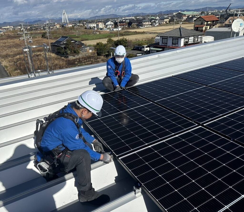 社屋への太陽光パネル設置の様子